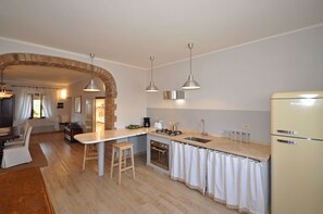 Frigorifero, forno, piano cottura, lavastoviglie