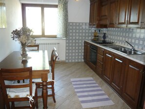 Fridge, microwave, oven, stovetop - Nice apartment for 4 guests with WIFI, pool, TV, pets allowed and panoramic view (Centeno)