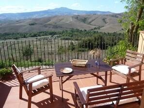 Outdoor dining - Beautiful apartment for 2 people with pool, WIFI, TV, patio, pets allowed and panoramic view (Centeno)