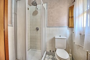 Shower, bidet - Nice apartment for 3 guests with WIFI, A/C, pool, TV and panoramic view, close to Viareggio (Gualdo)