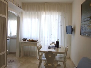 Dining - Beautiful apartment for 4 guests with WIFI, A/C, patio and panoramic view (Marina Di Castagneto Carducci)