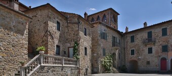 Beautiful private villa with hot tub, A/C, WIFI, TV, pets allowed and parking, close to Arezzo
