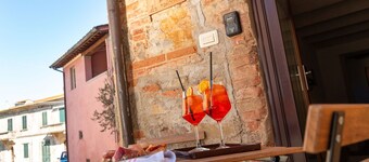 Wonderful private villa for 2 guests with A/C, hot tub, WIFI, TV and pets allowed, close to Arezzo