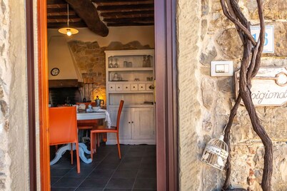 Stunning private villa for 4 guests with A/C, WIFI, patio and pets allowed, close to Arezzo