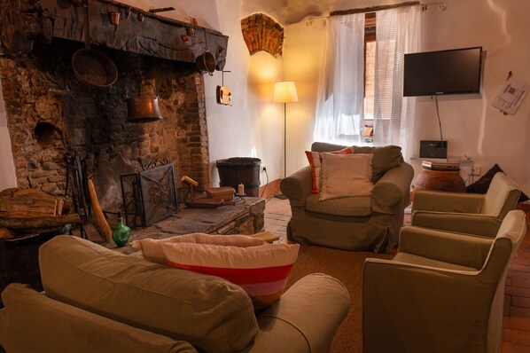 TV, fireplace, Netflix, streaming services