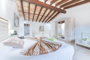 3 室のベッドルーム、アイロン / アイロン台、WiFi (無料)、ベッドシーツ