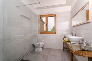 Shower, hair dryer, towels - CAN XESQUET - Villa with private pool in Ses Salines. Free WiFi (Yonago-shi)
