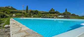 Stunning villa for 4 guests with pool, WIFI, TV, patio, pets allowed, panoramic view and parking