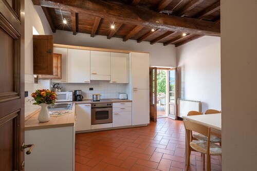 Private Villa with hot tub, private pool, sauna, WIFI, TV, patio, pets allowed, panoramic view