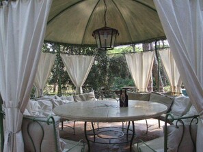 Outdoor dining - Nice apartment for 8 guests with WIFI, TV and patio (Marina Di Castagneto Carducci)