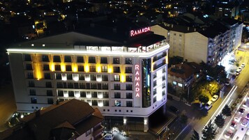 Fachada de la propiedad por la tarde o noche