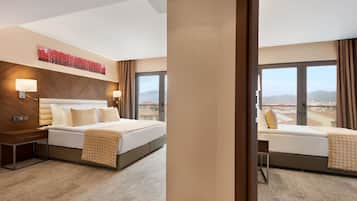 Family Room, Non-Smoking | Egyptian cotton sheets, premium bedding, Tempur-Pedic beds, minibar
