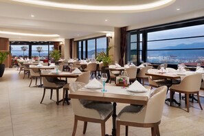 Café da manhã com buffet grátis todos os dias