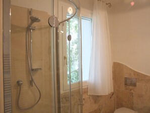 Een douche, een haardroger, een bidet
