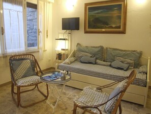 1 habitación, tabla de planchar con plancha y cuna de viaje 