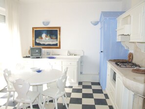 Refrigerador, microondas, placa de cocina, lavavajillas