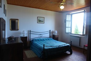 2 bedrooms, travel crib, free WiFi