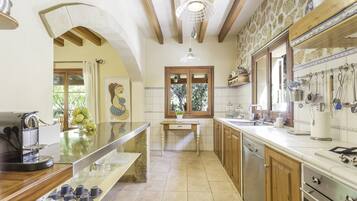 Frigorifero, forno, piano cottura, lavastoviglie