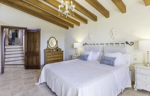 4 bedrooms, iron/ironing board, free WiFi, bed sheets