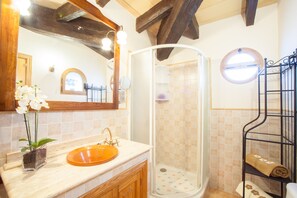 Combined shower/bathtub, hair dryer, bidet, towels