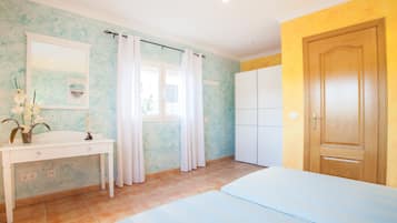 4 bedrooms, iron/ironing board, free WiFi, bed sheets