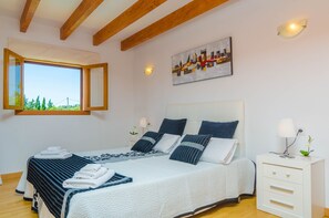 3 bedrooms, iron/ironing board, free WiFi, bed sheets