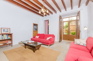 Fernseher, Kamin, Bücher