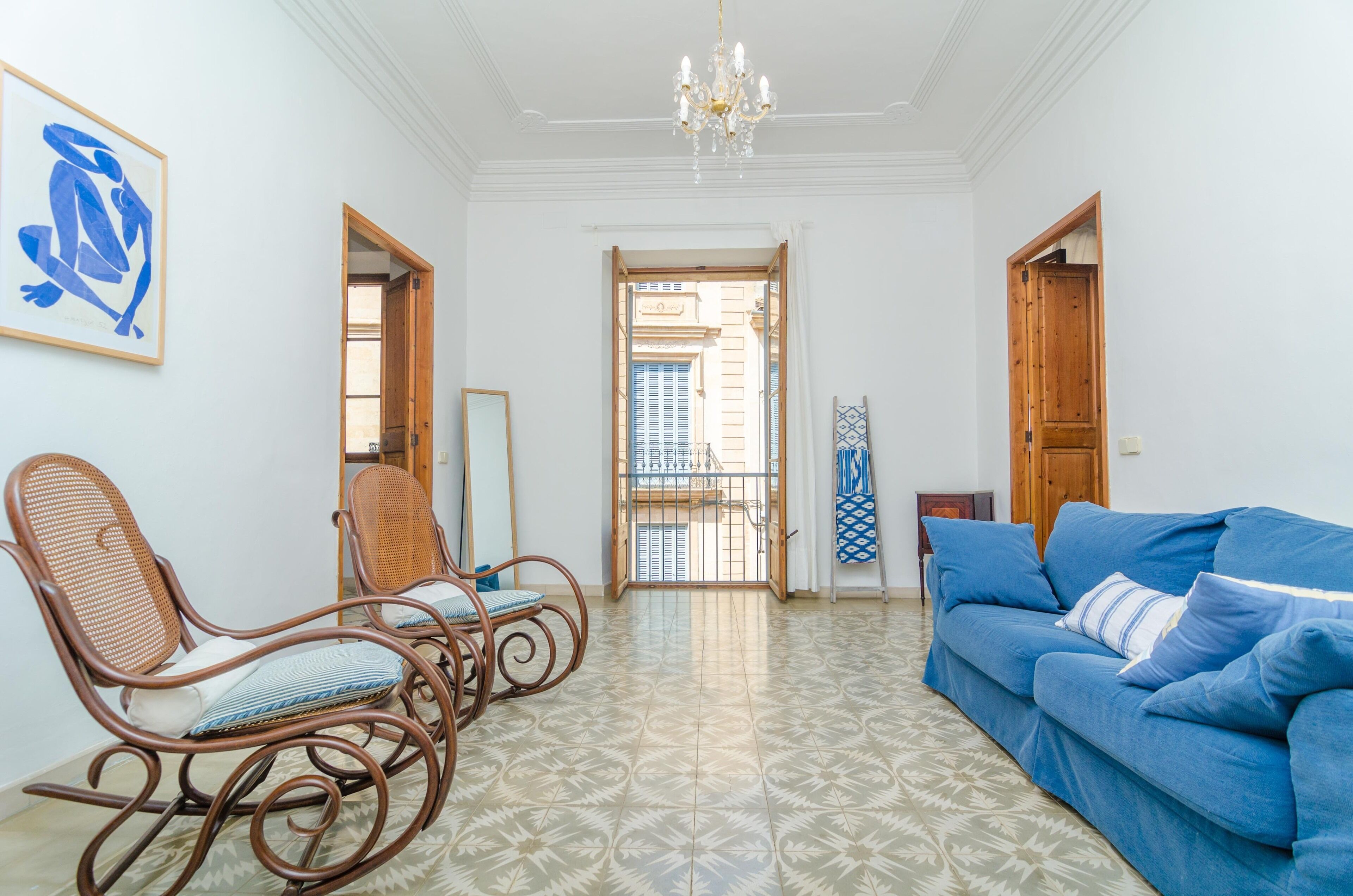 Televisie, een open haard en boeken