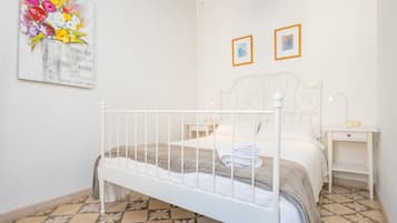 4 slaapkamers, een strijkplank/strijkijzer, gratis wifi, beddengoed