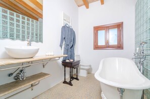 Een bad/douchecombinatie, een haardroger, een bidet, handdoeken