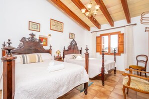 3 bedrooms, desk, iron/ironing board, free WiFi - ES PUJOLS - Chalet with terrace in Campanet. Free WiFi (Campanet)