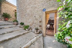 Property grounds - ES PUJOLS - Chalet with terrace in Campanet. Free WiFi (Campanet)