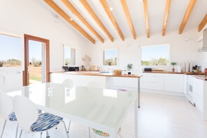 Frigorífico, horno, placa de cocina y lavavajillas