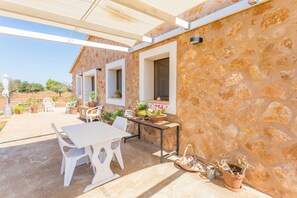 Outdoor dining - CASA CALMA - Villa with private pool in LLUCMAJOR. Free WiFi (Llucmajor)