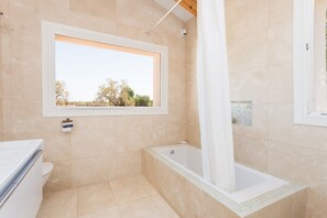 Duschwanne, Haartrockner, Bidet, Handtücher