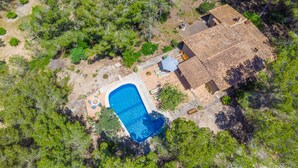 An aerial view of a property with a swimming pool, a patio area, and a building with a tiled roof. - CASA MAS - Villa with private pool in Felanitx and free WiFi (Felanitx)