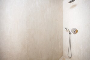 Regadera, secadora de cabello, toallas 