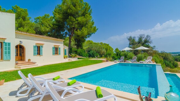 A pool area with lounge chairs and a clear view of the pool. - SON MORA - Villa with private pool in Porreres. Free WiFi (Porreres)