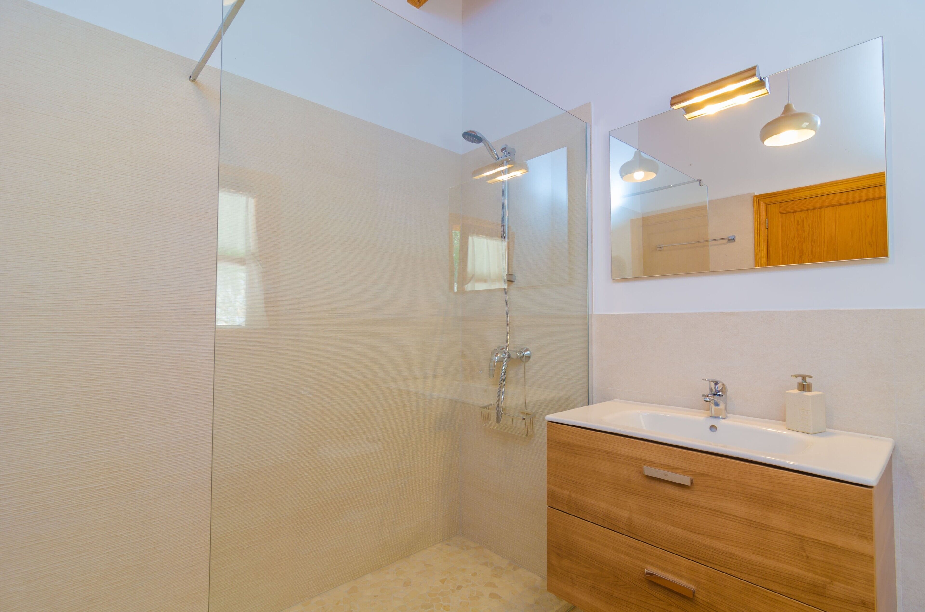 Douche, sèche-cheveux, bidet, serviettes fournies
