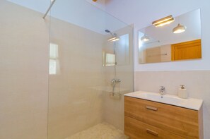 Dutxa, assecador de cabells, bidet i tovalloles 