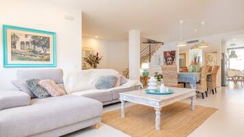 Een televisie, videogames en een tafeltennistafel