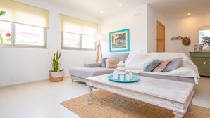 Un salon moderne avec un canapé, une table basse et des objets de décoration.