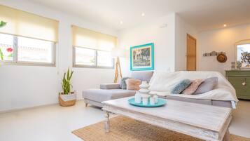 Een televisie, videogames en een tafeltennistafel