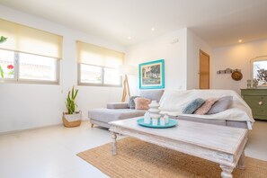 Televisio, videopelejä, pöytätennispöytä