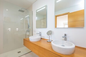 Douche, sèche-cheveux, serviettes fournies