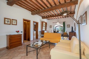 TV, DVD player - Lovely apartment for 5 guests with pool, WIFI, A/C, TV and pets allowed, close to Siena (Castelnuovo Berardenga)