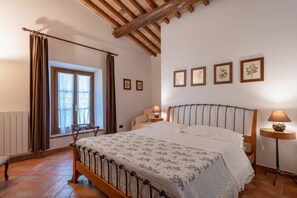 2 bedrooms, iron/ironing board, travel cot, free WiFi - Lovely apartment for 5 people with pool, WIFI, A/C, TV and pets allowed, close to Siena (Castelnuovo Berardenga)