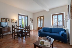 rocche-di-valiano-chianti-castelnuovo-berardenga-glicine-living-room