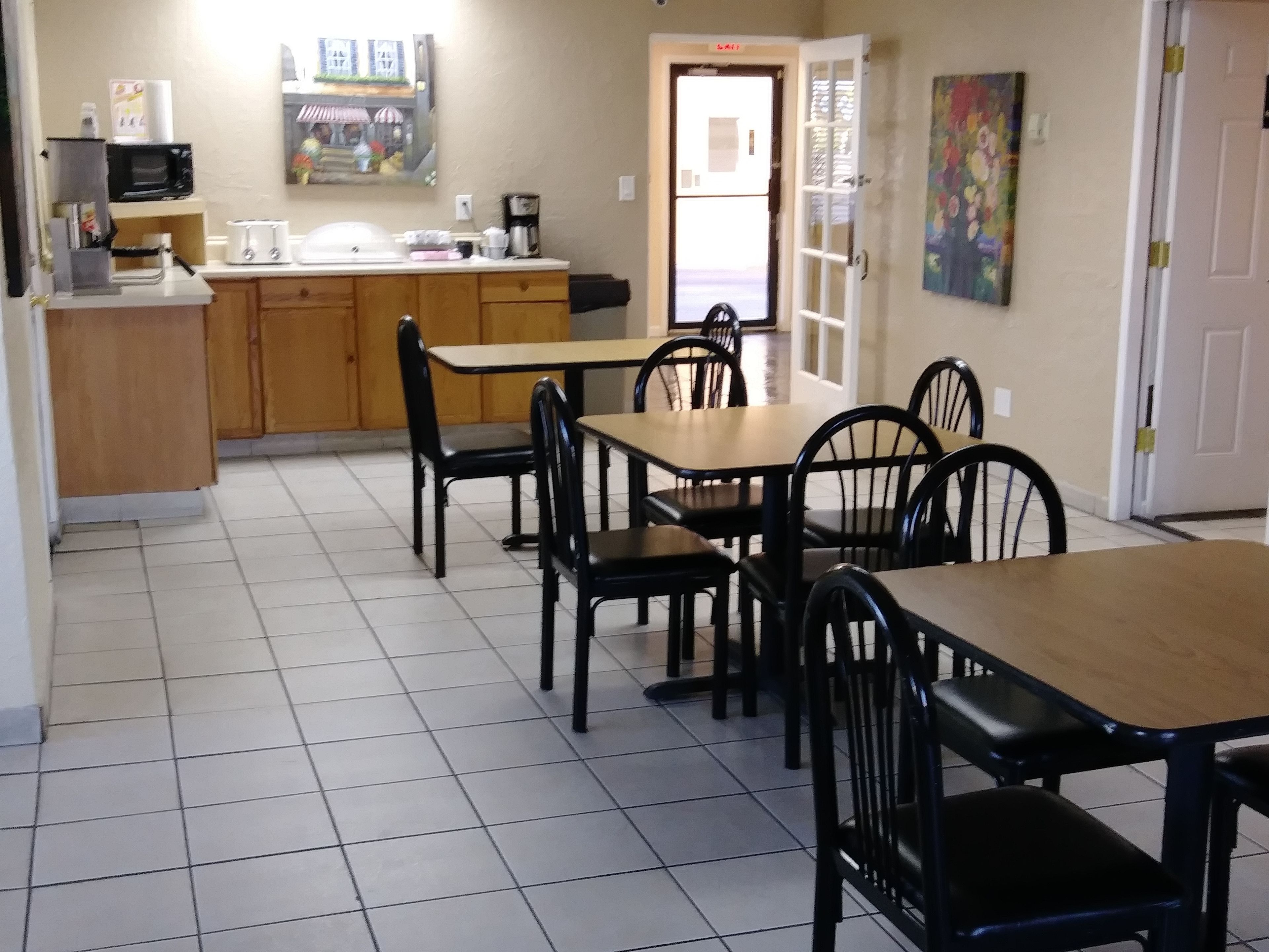 Free daily continental breakfast 