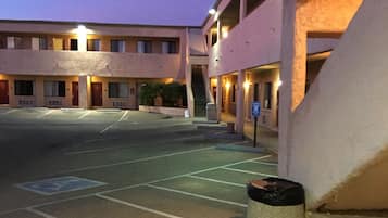 Vista frontal de la propiedad por la tarde o noche